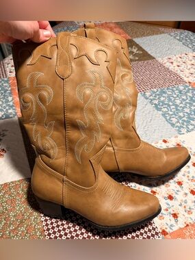 Women’s - Tan Western Cowboy Boots Embroidered Mid Calf Size 9